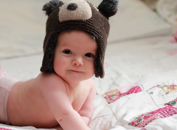Очаровательный ребенок в шляпе — стоковое фото