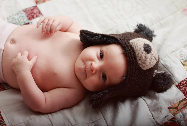 かわいい赤ちゃんの帽子で — ストック写真