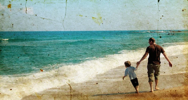 Отец и сын играют вместе на пляже — стоковое фото
