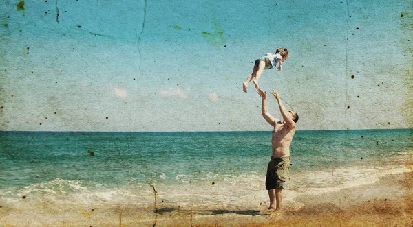 Otec a syn spolu hrají na pláži Stock Snímky
