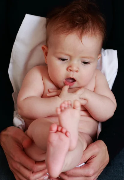 彼女の母の手に座っている小さな赤ちゃん女の子 — ストック写真