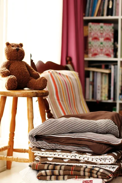 温暖的家庭环境。专注于毯子. — 图库照片