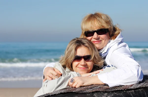 Мать и дочь на зимнем пляже — стоковое фото
