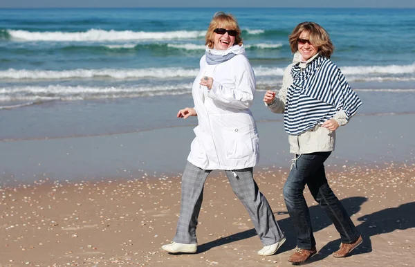 Мати і дочка на зимовому пляжі — стокове фото