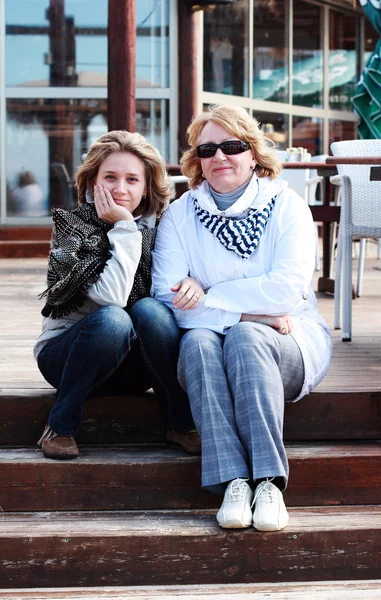 Anya és lánya a téli beach — Stock Fotó