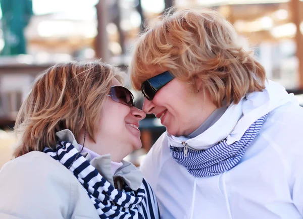 Moeder en dochter op een strand winter — Stockfoto