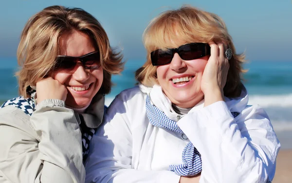 Mor och dotter på en vinter strand — Stockfoto