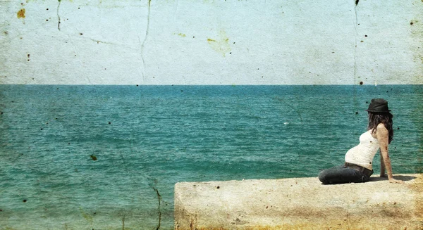 Una donna incinta sulla spiaggia. Foto in vecchio stile di immagine . — Foto Stock
