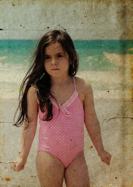 Schönes Mädchen 5 Jahre alt am Strand — Stockfoto