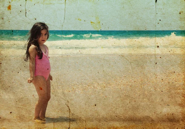Menina bonita 5 anos na praia — Fotografia de Stock
