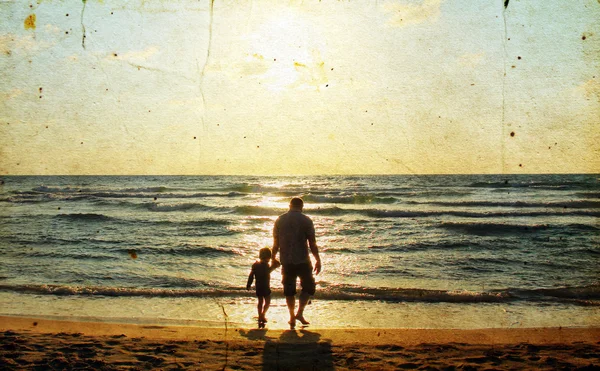 Vater und Sohn auf See beobachten den Sonnenuntergang — Stockfoto