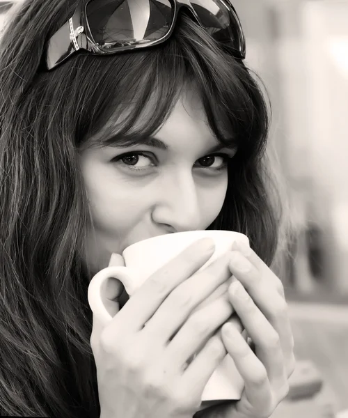 Jong meisje met een kopje koffie. concentreren op de ogen. — Stockfoto