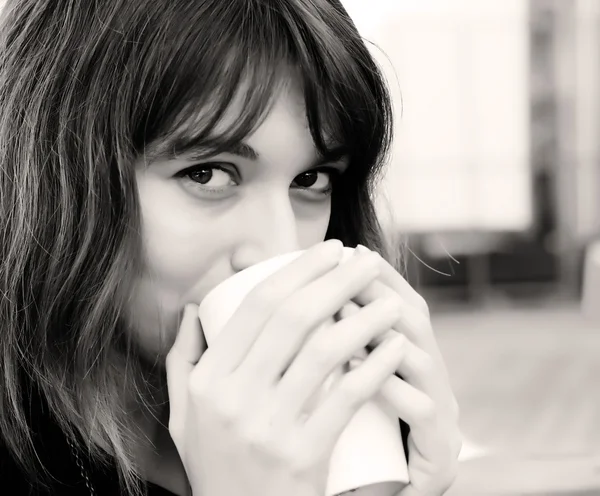 Fiatal lány, egy csésze kávé. elsősorban a szem. — Stock Fotó