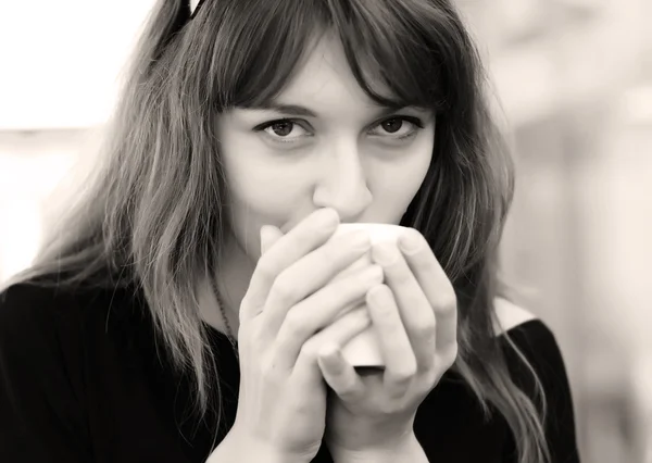 एक कप कॉफी असलेली तरुण मुलगी. डोळ्यांवर लक्ष केंद्रित करा . — स्टॉक फोटो, इमेज