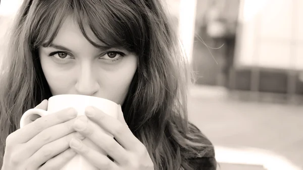 Ragazza con una tazza di caffè. Concentrati sugli occhi . — Foto Stock