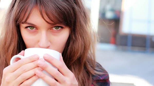 Chica joven con una taza de café — Foto de Stock