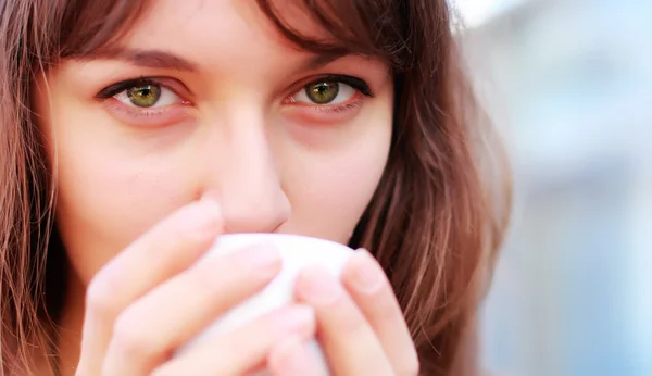 Chica joven con una taza de café — Foto de Stock