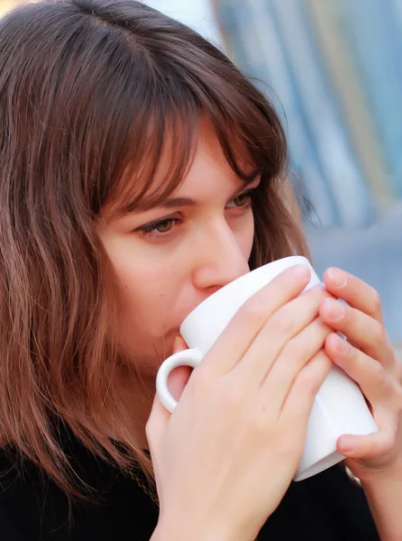 Młoda dziewczyna przy filiżance kawy — Zdjęcie stockowe
