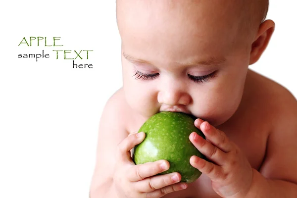 Ребенок держит зеленое яблоко — стоковое фото