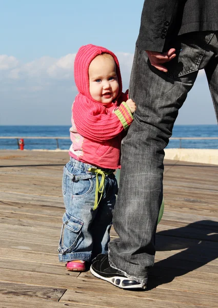 可爱的 10 个月大宝宝与绿色气球 — 图库照片