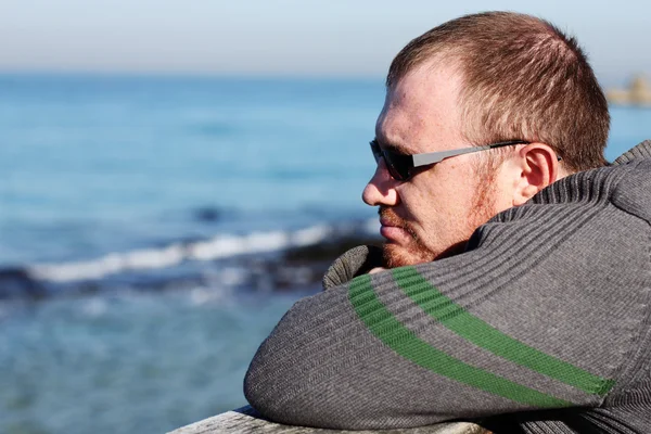 Schöner 35-jähriger Mann im Hintergrund des Meeres — Stockfoto