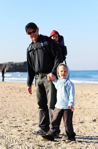 Papa, fils et fille pendant une promenade — Photo