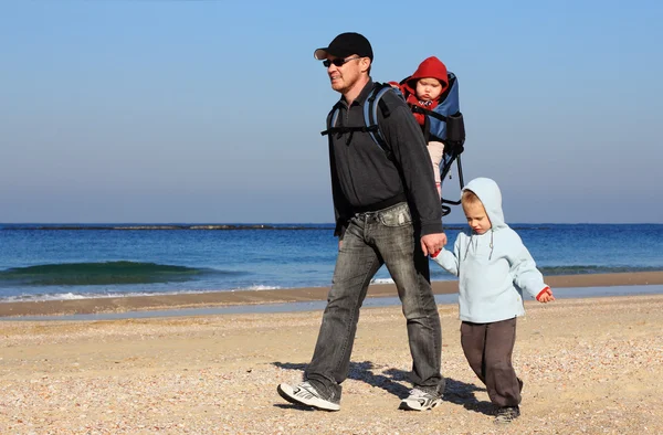 Vader, zoon en dochter tijdens een wandeling — Stockfoto