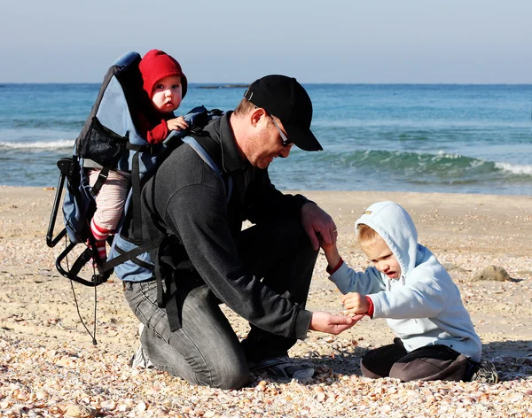 Papá, hijo e hija durante un paseo —  Fotos de Stock