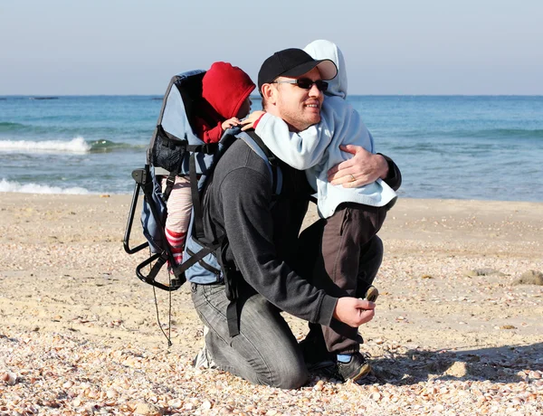 Vader, zoon en dochter tijdens een wandeling — Stockfoto