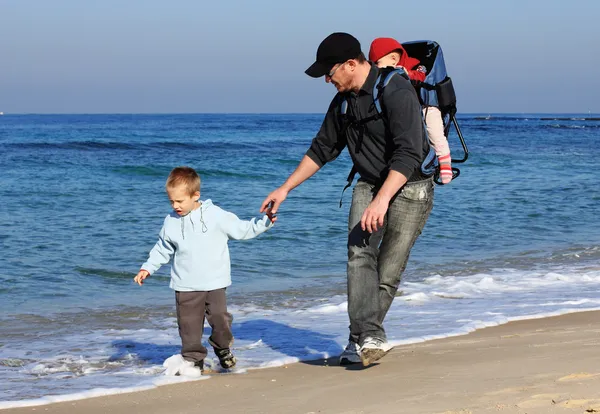 Pai, filho e filha durante uma caminhada — Fotografia de Stock