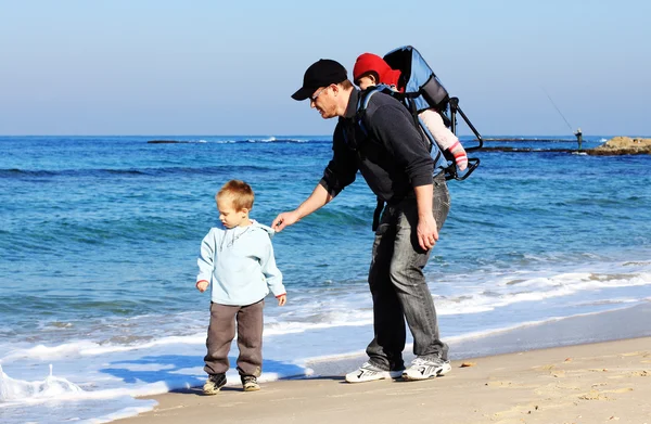 Baba, oğlu ve kızı bir yürüyüş sırasında — Stok fotoğraf
