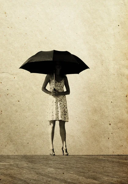 Dziewczyna z parasolem na plaży. zdjęcie w starym stylu obrazu kolor. — Zdjęcie stockowe