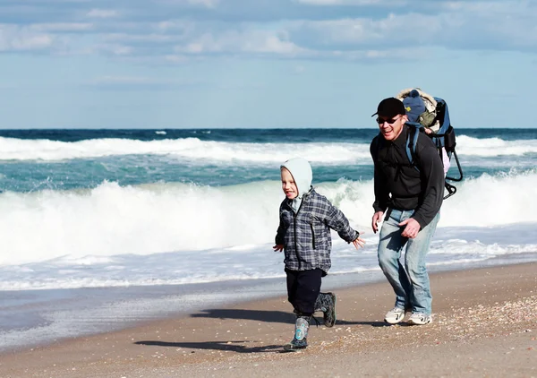 समुद्रकिनारावर कुटुंब चालत — स्टॉक फोटो, इमेज
