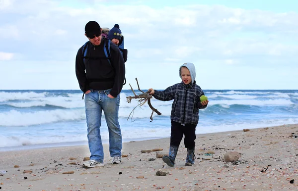 समुद्रकिनारावर कुटुंब चालत — स्टॉक फोटो, इमेज