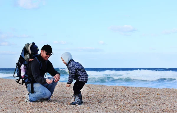Apa és fia gyűjteni kagyló — Stock Fotó