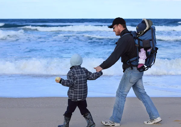 Familia corriendo en la playa —  Fotos de Stock