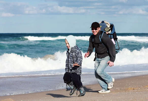 Familie care aleargă pe plajă — Fotografie, imagine de stoc