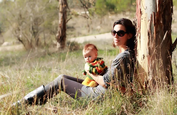 若い母親と公園で彼女の赤ちゃんで — ストック写真