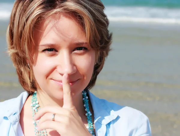 Porträt einer schönen jungen Frau am Strand — Stockfoto