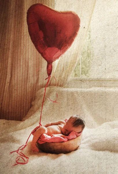 Pasgeboren baby. foto in oude stijl van de afbeelding. — Stockfoto