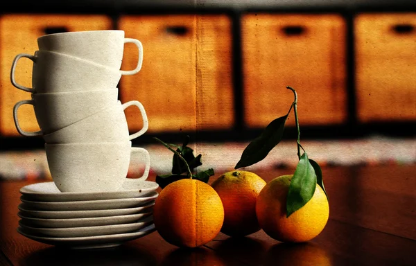 Белые чашки и натуральные апельсины. мягкий фокус — стоковое фото