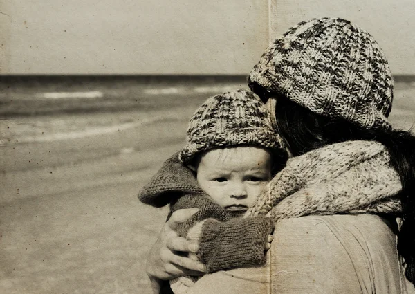 母亲与她的孩子在沙滩上 — 图库照片