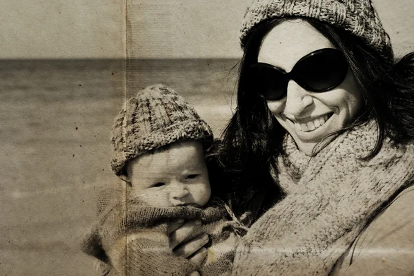 Mãe com seu filho na praia — Fotografia de Stock