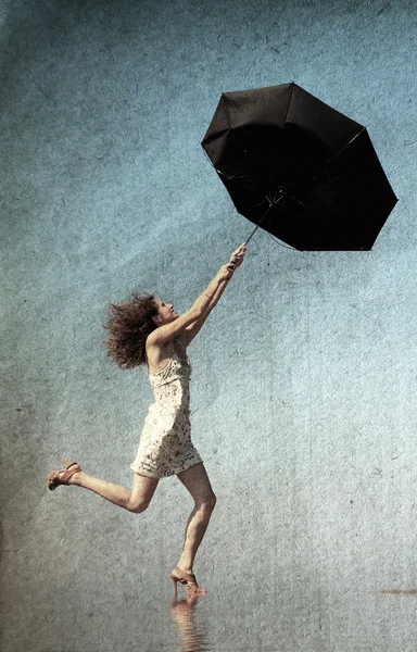 Flicka med paraply på stranden — Stockfoto