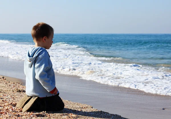 4-jähriger Junge schaut auf das Meer — Stockfoto
