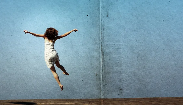 Salto engraçado de mulher jovem. liberdade . Imagem De Stock