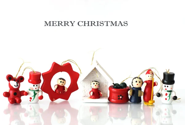 Beyaz zemin üzerinde ahşap Noel oyuncaklar — Stok fotoğraf