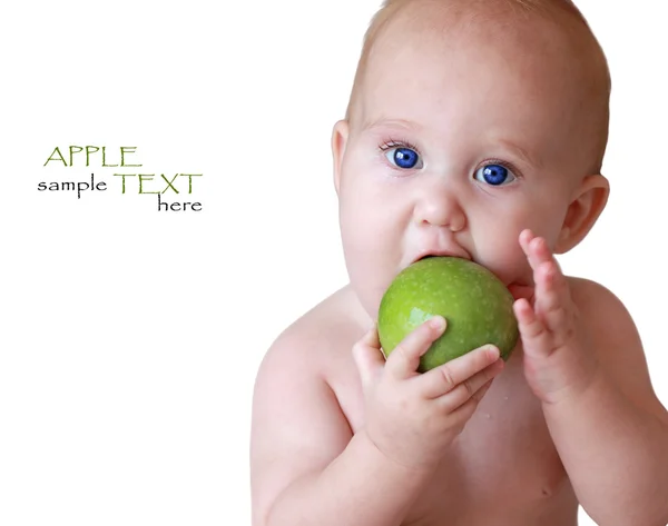 Niño sosteniendo una manzana verde — Foto de Stock