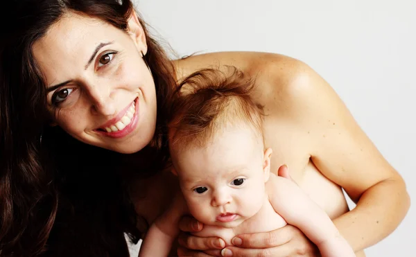 Junge schöne Mutter mit ihrem 3 Monate alten Baby — Stockfoto