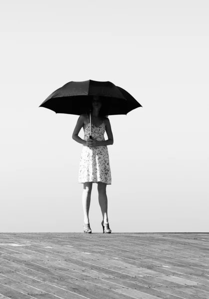Дівчина з парасолькою — стокове фото